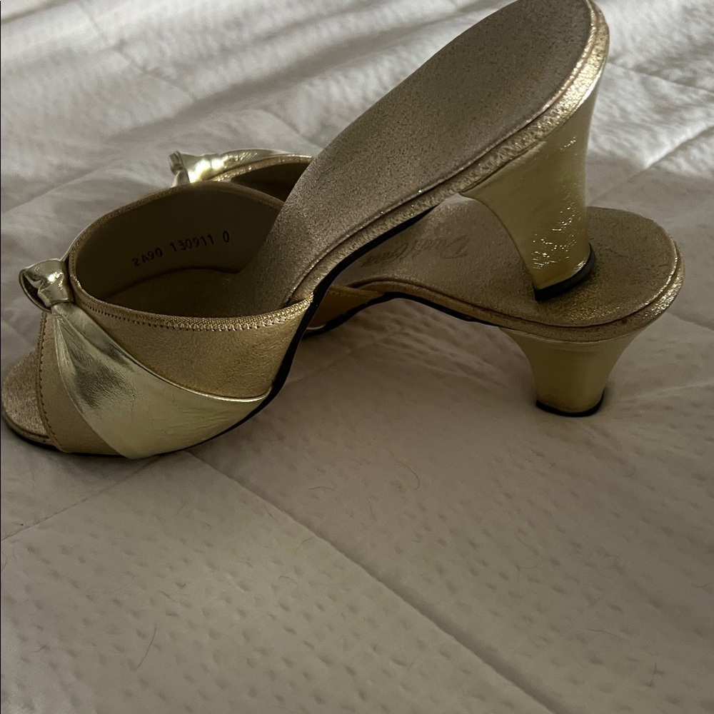 Chic Gold Women's Slippers in a 9 Narrow